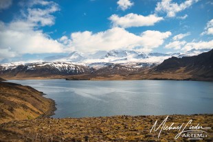 Iceland Binnensee mit Gebirge